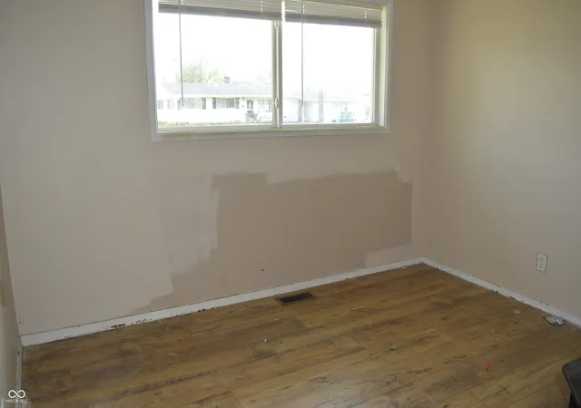 Photo 3 of Single family home for sale at 31 Fairlane Dr, Mooresville, IN 46158 | MLS# 22090469 | Listing updated on 2026-09-16