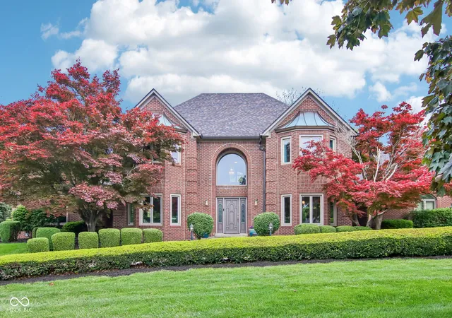 Photo 2 of Sale Pending at 152 Derbyshire Dr, Indianapolis, IN 46229 | MLS# 22100312 | Listing updated on 2026-09-24