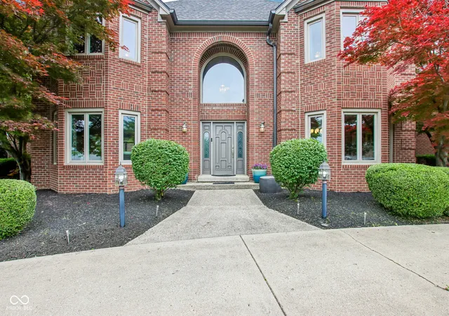 Photo 3 of Sale Pending at 152 Derbyshire Dr, Indianapolis, IN 46229 | MLS# 22100312 | Listing updated on 2026-09-24