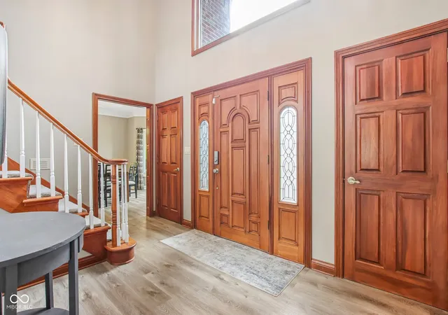 Photo 3 of Sale Pending at 152 Derbyshire Dr, Indianapolis, IN 46229 | MLS# 22100312 | Listing updated on 2026-09-24