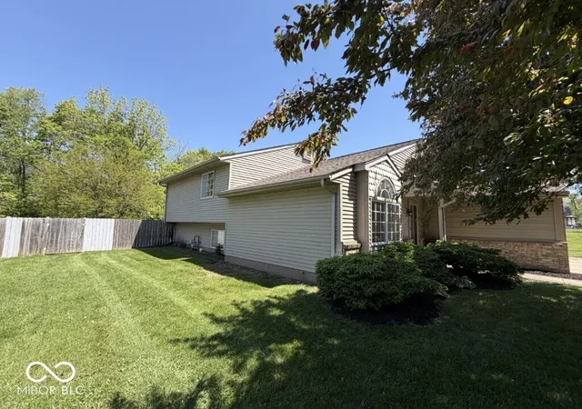 Photo 3 of Single family home for sale at 1006 E Walnut St, Frankton, IN 46044 | MLS# 22100758 | Listing updated on 2026-09-16