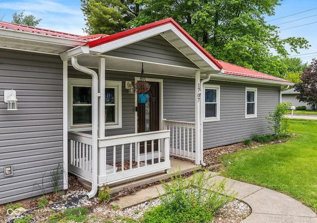 Photo 2 of Sale Pending at 1707 E Wabash Ave, Crawfordsville, IN 47933 | MLS# 22103056 | Listing updated on 2026-09-17