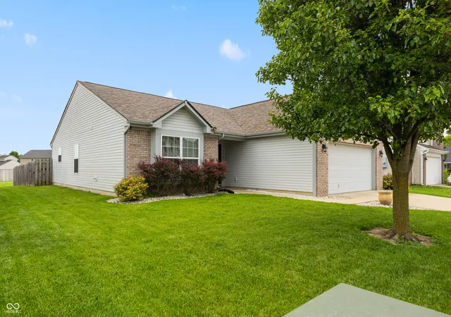 Photo 3 of Single family home for sale at 3463 Enclave Ln, Greenwood, IN 46143 | MLS# 22106341 | Listing updated on 2026-09-17