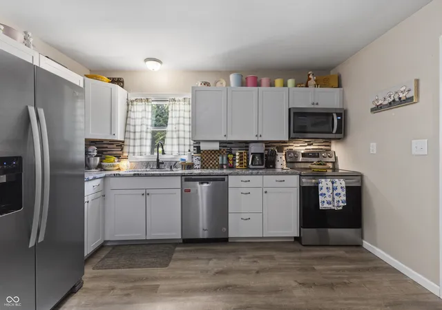 Photo 3 of Single family home for sale at 400 Orchard Ln, Greenwood, IN 46142 | MLS# 22108916 | Listing updated on 2026-09-18