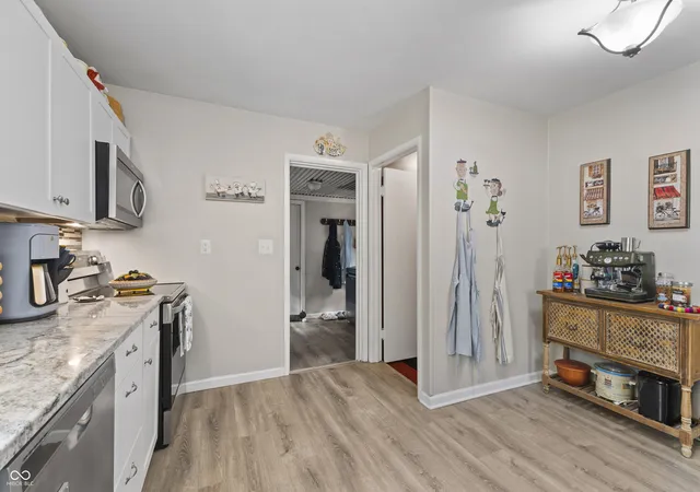 Photo 4 of Single family home for sale at 400 Orchard Ln, Greenwood, IN 46142 | MLS# 22108916 | Listing updated on 2026-09-18