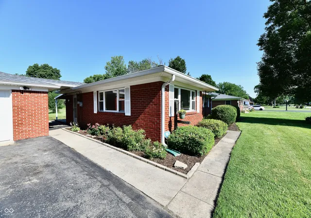 Photo 3 of Single family home for sale at 4928 Oaknoll Dr, Indianapolis, IN 46221 | MLS# 22109667 | Listing updated on 2026-10-22