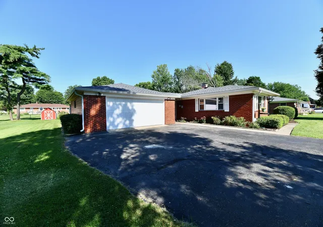 Photo 4 of Single family home for sale at 4928 Oaknoll Dr, Indianapolis, IN 46221 | MLS# 22109667 | Listing updated on 2026-10-22