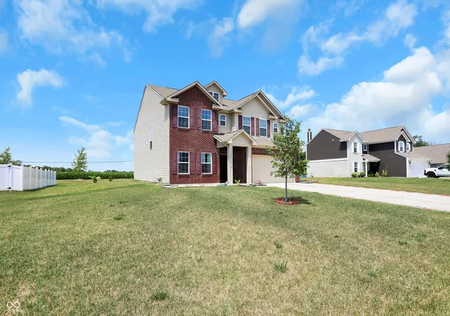 Photo 2 of Single family home for sale at 180 Blue Lace Dr, Whiteland, IN 46184 | MLS# 22109940 | Listing updated on 2026-09-16