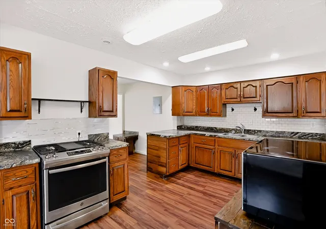 Photo 4 of Sale Pending at 186 N 8th Avenue, Beech Grove, IN 46107 | MLS# 22110547 | Listing updated on 2026-09-28