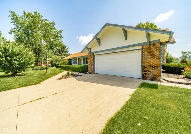 Photo 3 of Single family home for sale at 2922 Harbur Blvd, Anderson, IN 46011 | MLS# 22111062 | Listing updated on 2026-09-24