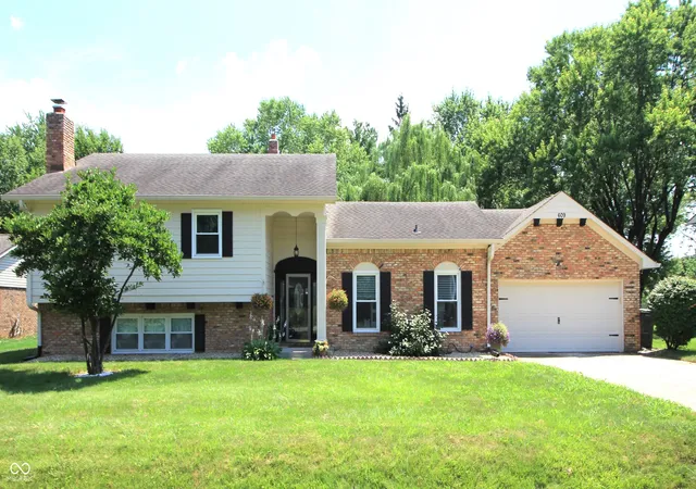 Photo 3 of Single family home for sale at 609 W Banta Rd, Indianapolis, IN 46217 | MLS# 22112855 | Listing updated on 2026-10-05