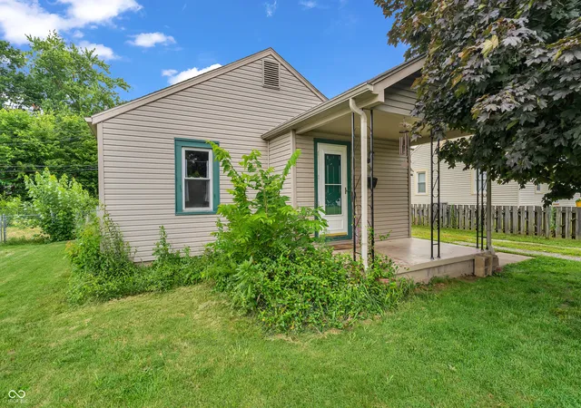 Photo 2 of Sale Pending at 2816 16th Street, Columbus, IN 47201 | MLS# 22113450 | Listing updated on 2026-09-17
