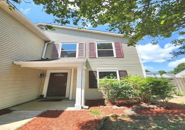 Photo 2 of Sale Pending at 3108 Everbloom Way, Indianapolis, IN 46217 | MLS# 22115600 | Listing updated on 2026-09-16