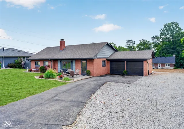 Photo 3 of Single family home for sale at 1277 Mount Pleasant E St, Greenwood, IN 46142 | MLS# 22115667 | Listing updated on 2026-09-16