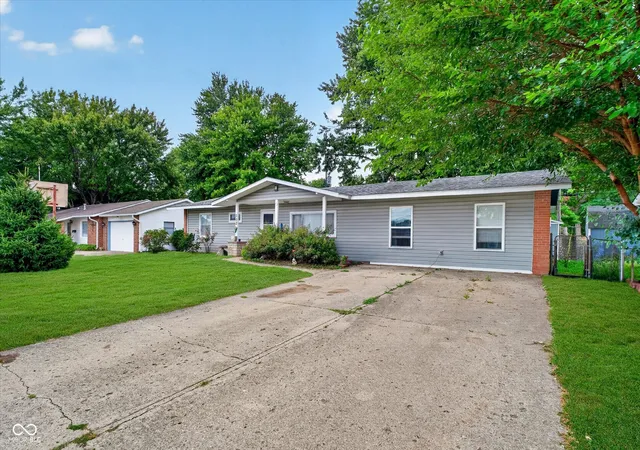 Photo 2 of Single family home for sale at 702 Sweetbriar Ave, Whiteland, IN 46184 | MLS# 22116604 | Listing updated on 2026-10-01