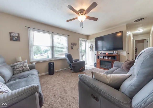 Photo 2 of Single family home for sale at 2520 Farmstead Dr, Columbus, IN 47201 | MLS# 22116685 | Listing updated on 2026-09-22