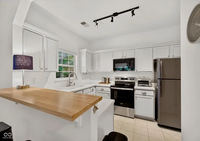Photo 3 of Sale Pending at 1216 Shadow Ridge Rd, Carmel, IN 46280 | MLS# 22117070 | Listing updated on 2026-09-08