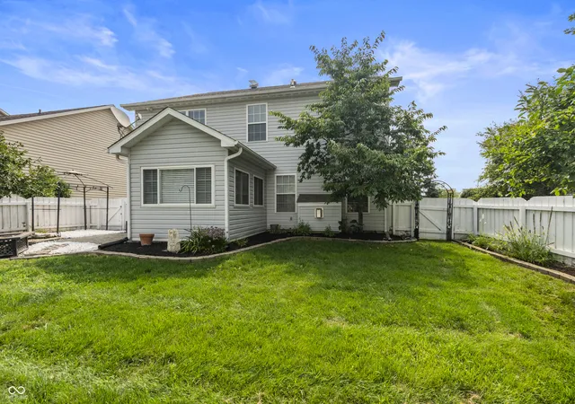 Photo 4 of Sale Pending at 12176 Cold Strm Rd, Noblesville, IN 46060 | MLS# 22117571 | Listing updated on 2026-09-17