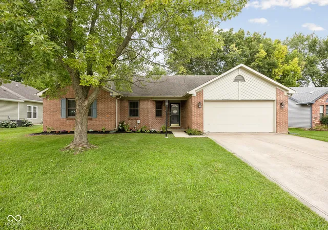 Photo 2 of Single family home for sale at 854 Ellington Cir, Greenwood, IN 46143 | MLS# 22119218 | Listing updated on 2026-09-25