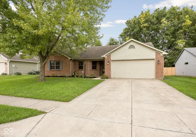 Photo 3 of Single family home for sale at 854 Ellington Cir, Greenwood, IN 46143 | MLS# 22119218 | Listing updated on 2026-09-25