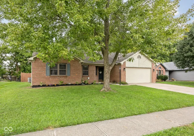 Photo 3 of Single family home for sale at 854 Ellington Cir, Greenwood, IN 46143 | MLS# 22119218 | Listing updated on 2026-09-25
