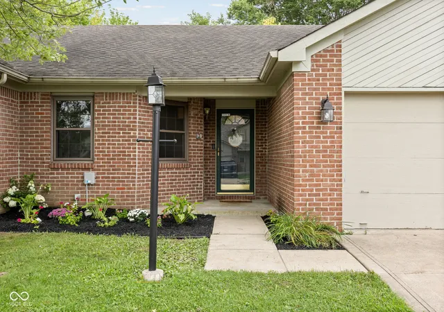 Photo 4 of Single family home for sale at 854 Ellington Cir, Greenwood, IN 46143 | MLS# 22119218 | Listing updated on 2026-09-25