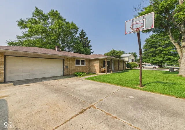 Photo 3 of Single family home for sale at 609 Stoner Dr, Anderson, IN 46013 | MLS# 22119405 | Listing updated on 2026-09-30