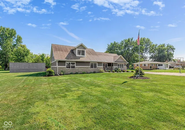 Photo 3 of Sale Pending at 5895 E County Rd 500 N, Brownsburg, IN 46112 | MLS# 22119450 | Listing updated on 2026-09-18