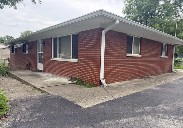 Photo 3 of Single family home for sale at 3921 S Olney St, Indianapolis, IN 46237 | MLS# 22120788 | Listing updated on 2026-09-30