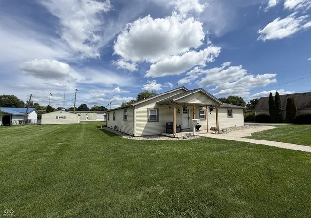 Photo 3 of Single family home for sale at 824 N George St, Rushville, IN 46173 | MLS# 22121148 | Listing updated on 2026-10-03