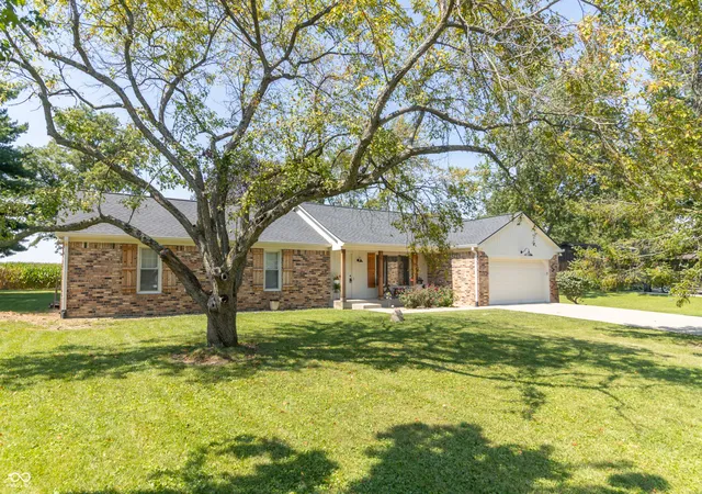 Photo 2 of Sale Pending at 5532 Arrowhead Dr, Greenfield, IN 46140 | MLS# 22121775 | Listing updated on 2026-09-16