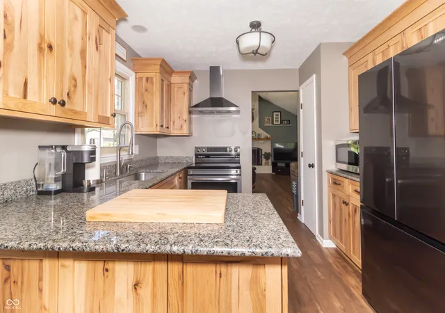 Photo 3 of Sale Pending at 5532 Arrowhead Dr, Greenfield, IN 46140 | MLS# 22121775 | Listing updated on 2026-09-16