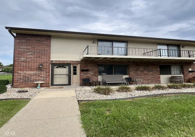 Photo 2 of Condo for sale at 989 Greenwood W, Greenwood, IN 46142 | MLS# 22122151 | Listing updated on 2026-09-30