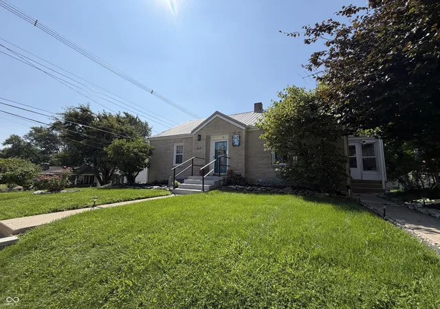 Photo 3 of Single family home for sale at 215 E 5th St, Rushville, IN 46173 | MLS# 22122222 | Listing updated on 2026-10-07