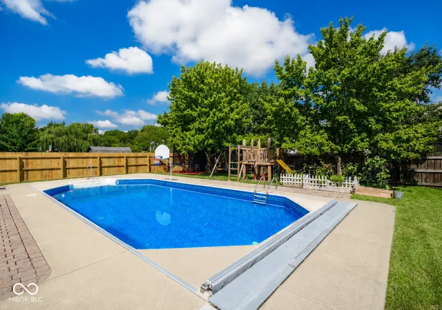 Photo 2 of Single family home for sale at 1224 Knapps Ct, Greenwood, IN 46142 | MLS# 22122474 | Listing updated on 2026-09-30