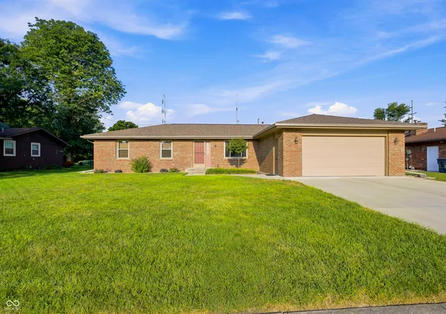 Photo 1 of Single family home for sale at 3260 Woodcrest Ct, Columbus, IN 47203 | MLS# 22123338 | Listing updated on 2026-09-23