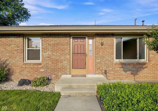 Photo 2 of Single family home for sale at 3260 Woodcrest Ct, Columbus, IN 47203 | MLS# 22123338 | Listing updated on 2026-09-23