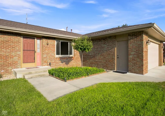 Photo 3 of Single family home for sale at 3260 Woodcrest Ct, Columbus, IN 47203 | MLS# 22123338 | Listing updated on 2026-09-23