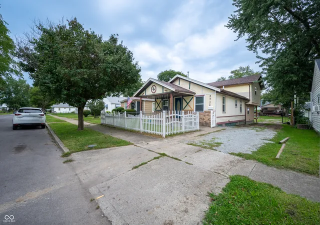Photo 3 of Single family home for sale at 2712 Fletcher St, Anderson, IN 46016 | MLS# 22123616 | Listing updated on 2026-09-30