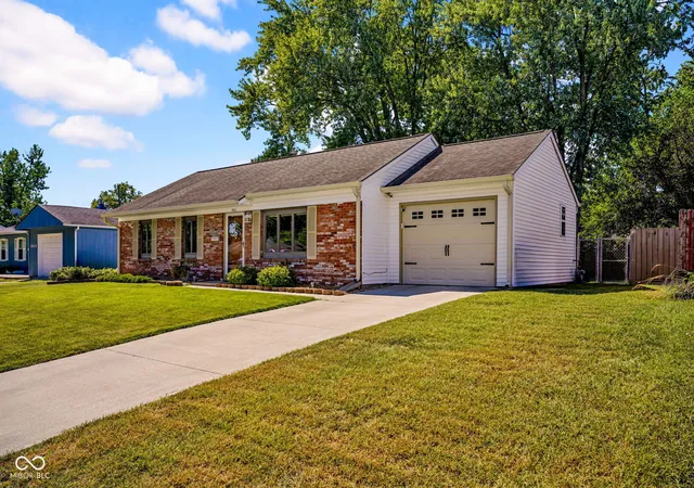 Photo 3 of Sale Pending at 3022 Desoto Way, Columbus, IN 47203 | MLS# 22124043 | Listing updated on 2026-09-09
