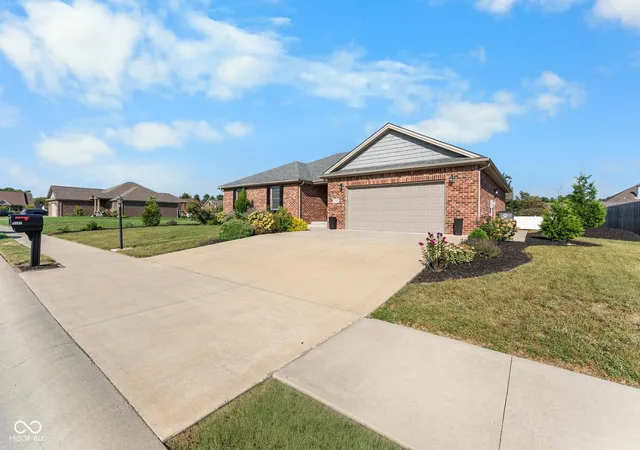 Photo 3 of Sale Pending at 1747 W Bell Frd Dr, Seymour, IN 47274 | MLS# 22124382 | Listing updated on 2026-09-17