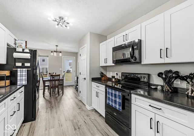 Photo 4 of Single family home for sale at 765 Sunvista Dr, Avon, IN 46123 | MLS# 22124725 | Listing updated on 2026-09-11
