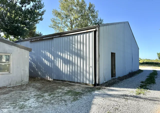 Photo 3 of Sale Pending at 842 W Cutsinger Rd, Greenwood, IN 46143 | MLS# 22124827 | Listing updated on 2026-09-11
