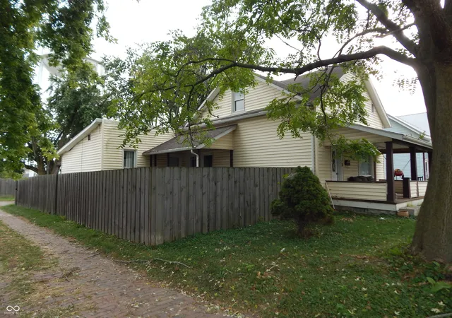 Photo 3 of Single family home for sale at 407 E College St, Crawfordsville, IN 47933 | MLS# 22125498 | Listing updated on 2026-09-17