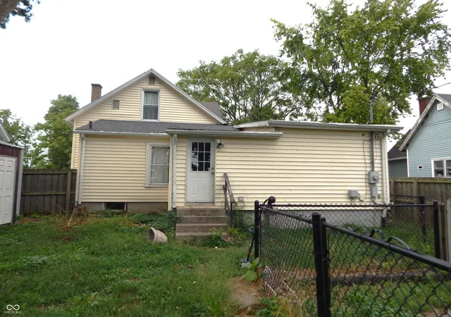 Photo 3 of Single family home for sale at 407 E College St, Crawfordsville, IN 47933 | MLS# 22125498 | Listing updated on 2026-10-27