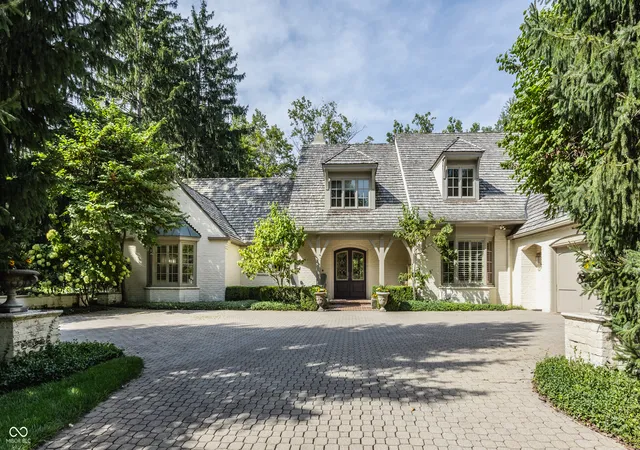 Photo 3 of Sale Pending at 8730 Williamshire E Dr, Indianapolis, IN 46260 | MLS# 22125948 | Listing updated on 2026-09-28