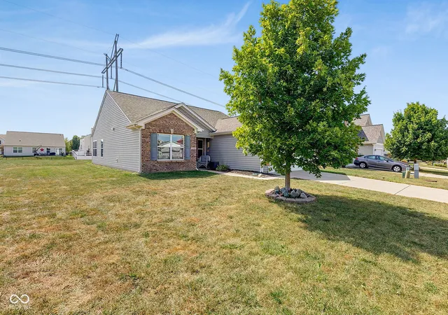 Photo 3 of Single family home for sale at 5785 White Pine Rd, Whitestown, IN 46075 | MLS# 22126233 | Listing updated on 2026-10-05