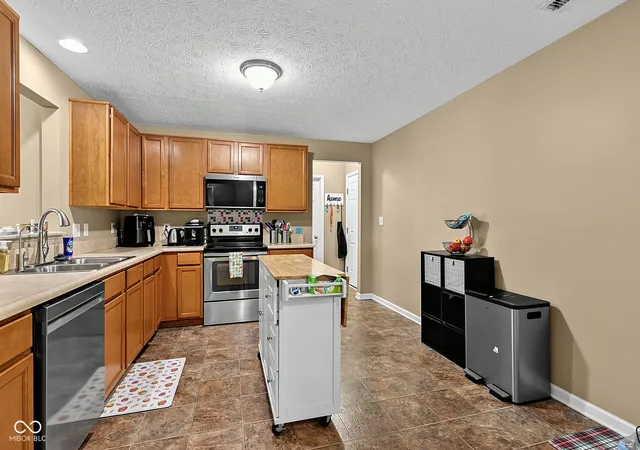 Photo 4 of Single family home for sale at 5785 White Pine Rd, Whitestown, IN 46075 | MLS# 22126233 | Listing updated on 2026-10-05