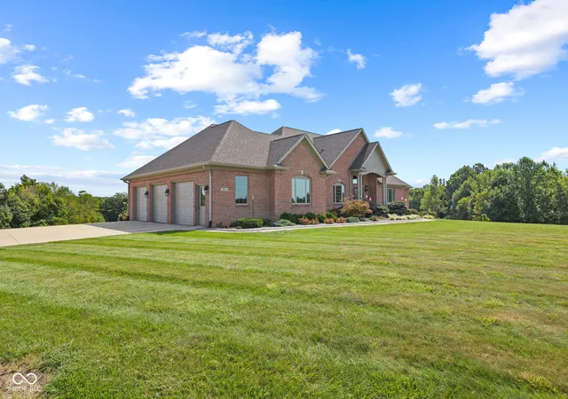 Photo 3 of Single family home for sale at 3199 Falcon Crst Dr, Martinsville, IN 46151 | MLS# 22126248 | Listing updated on 2026-09-17