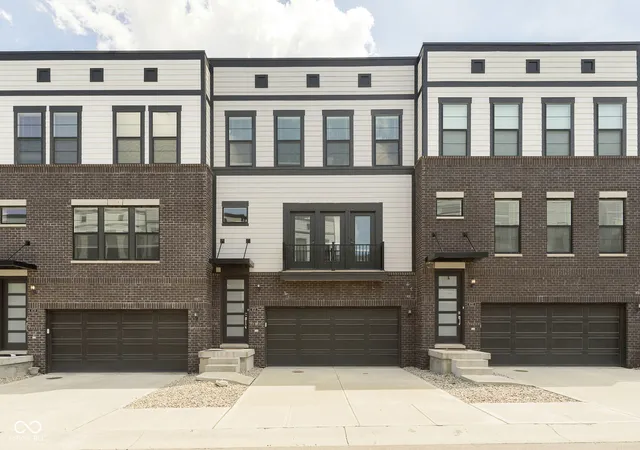 Townhouse for sale at 9737 Junction Sta, Fishers, IN 46037 | MLS# 22126294